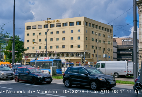 27.08.2016 - Das Hotel Königshof am Stachus steht noch. An der Stirnseite die Werbung von DEGUSSA