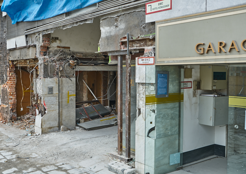 09.03.2019 - Die Entkernung des Hotel Königshaus München hat begonnen