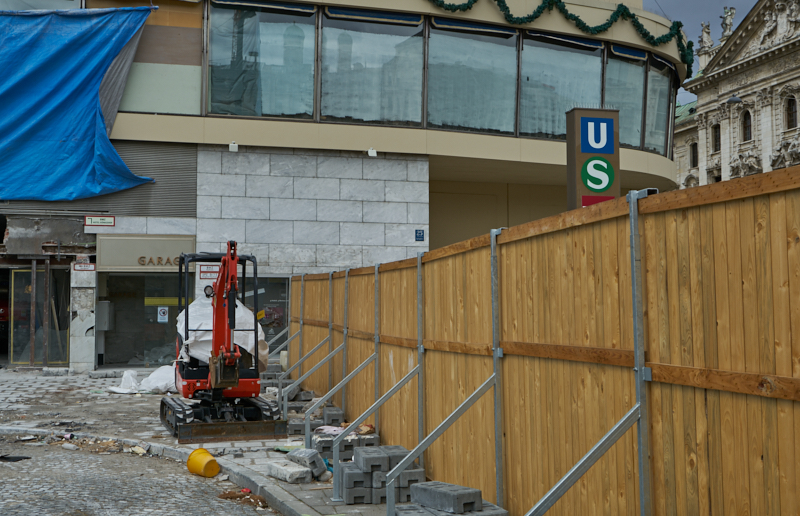 09.03.2019 - Die Entkernung des Hotel Königshaus München hat begonnen