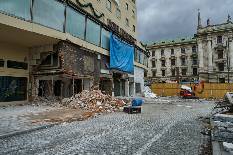 09.03.2019 - Die Entkernung des Hotel Königshaus München hat begonnen