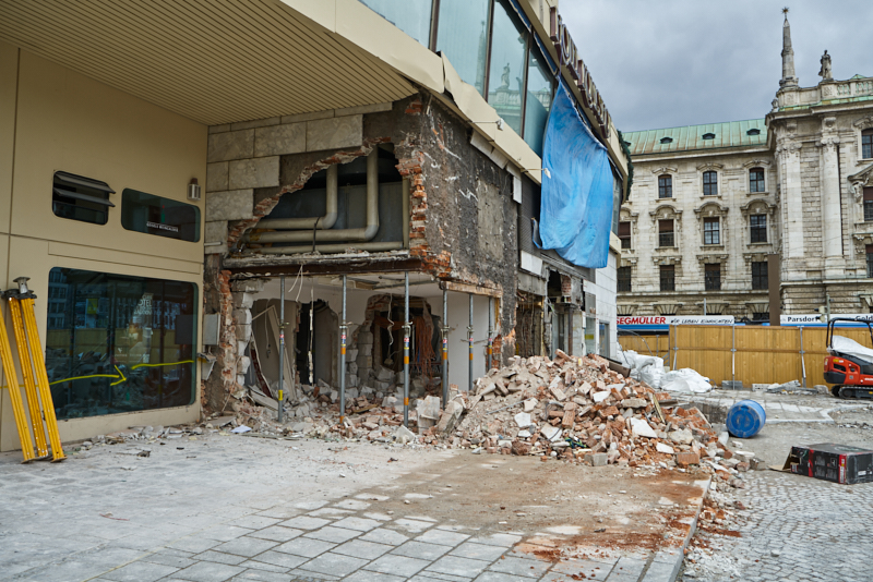 09.03.2019 - Die Entkernung des Hotel Königshaus München hat begonnen
