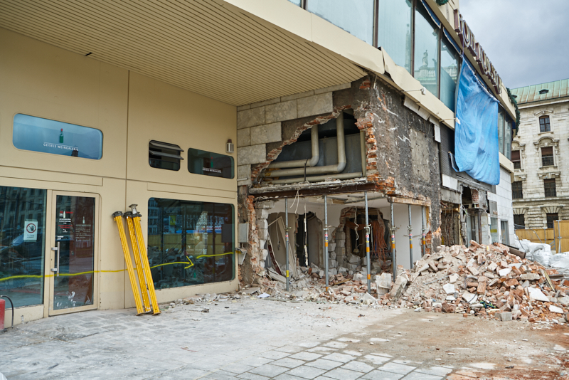 09.03.2019 - Die Entkernung des Hotel Königshaus München hat begonnen