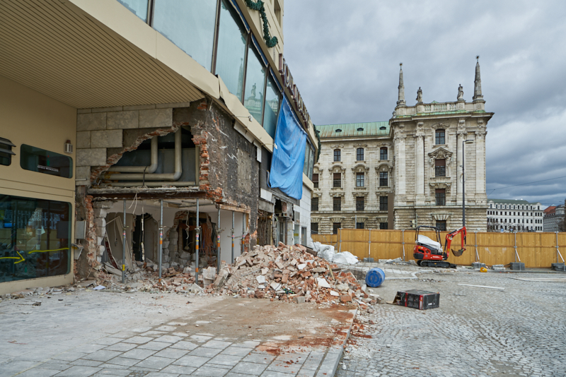 09.03.2019 - Die Entkernung des Hotel Königshaus München hat begonnen