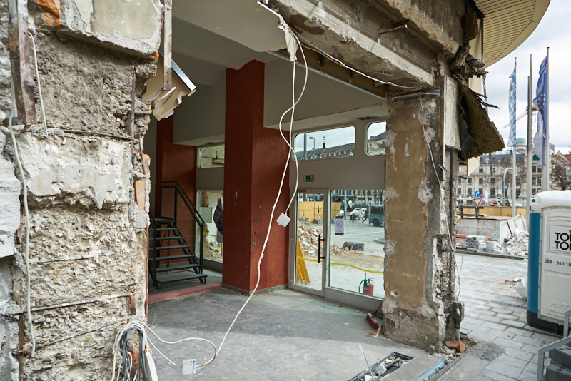 09.03.2019 - Die Entkernung des Hotel Königshaus München hat begonnen
