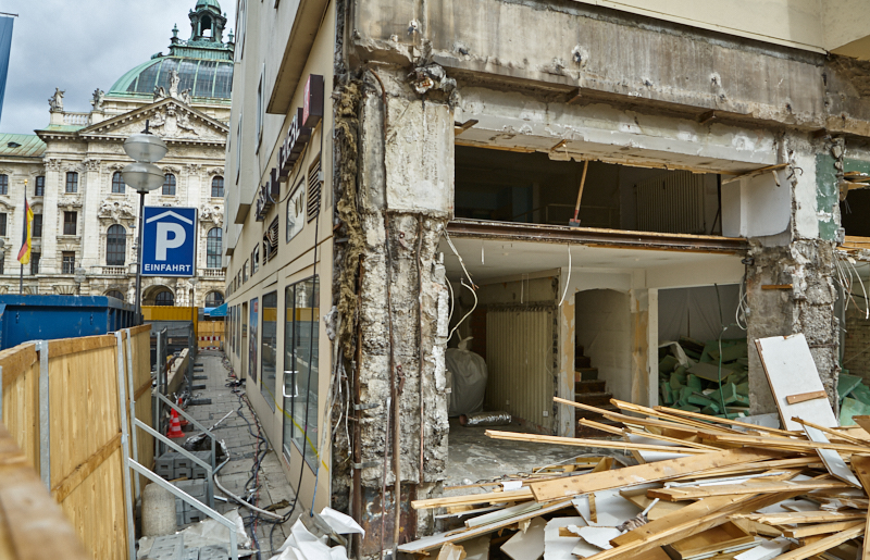 09.03.2019 - Die Entkernung des Hotel Königshaus München hat begonnen