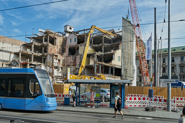 18.06.2019 - Abriss des Hotels Königshof in München.