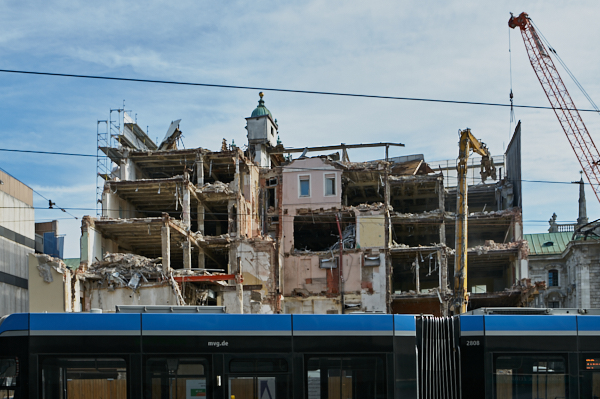 18.06.2019 - Abriss des Hotels Königshof in München.