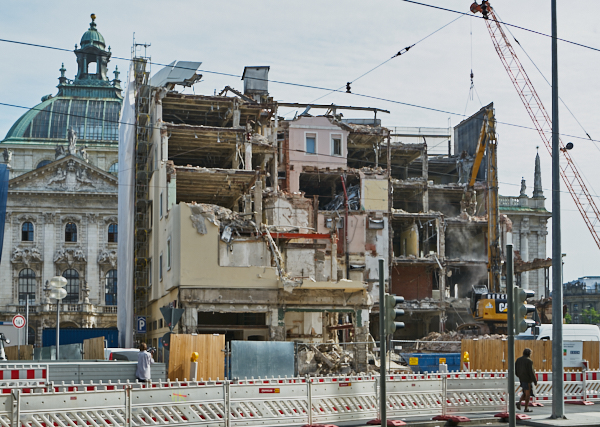 18.06.2019 - Abriss des Hotels Königshof in München.