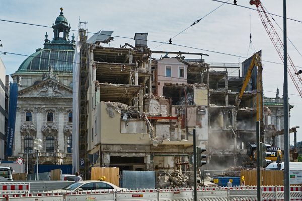 18.06.2019 - Abriss des Hotels Königshof in München.