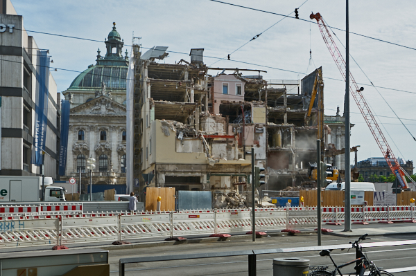 18.06.2019 - Abriss des Hotels Königshof in München.