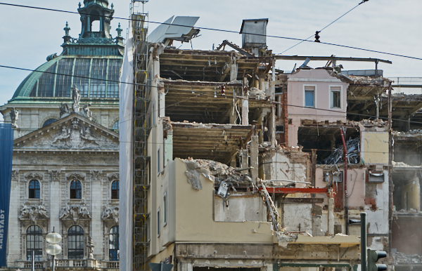 18.06.2019 - Abriss des Hotels Königshof in München.