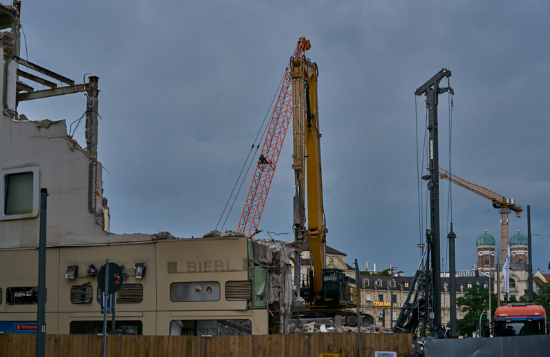 01.07.2019 - Hotel Königshof. Abriss und Neubau