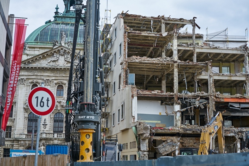 09.07.2019 - Neue Container für das Hotel Königshof