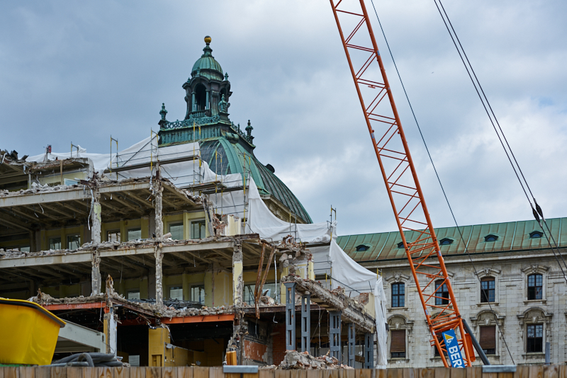 09.07.2019 - Neue Container für das Hotel Königshof