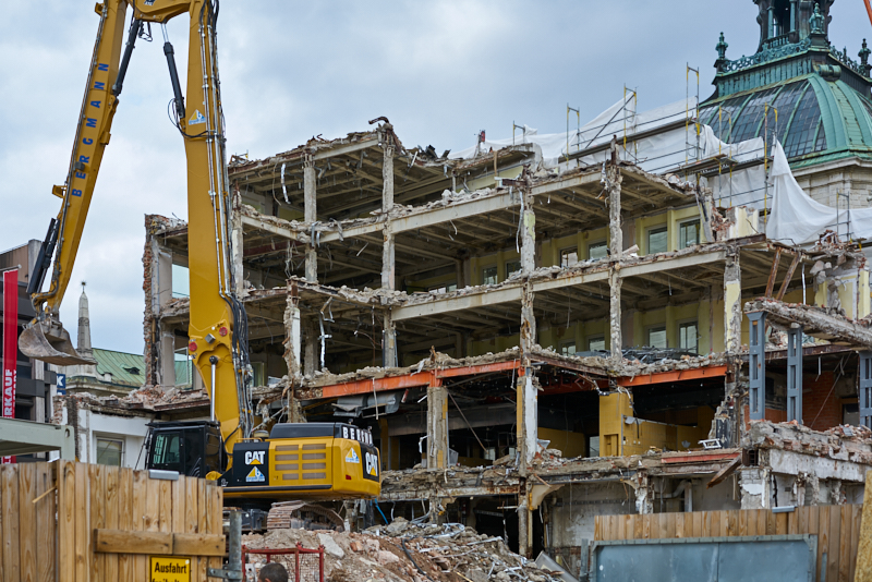 09.07.2019 - Neue Container für das Hotel Königshof