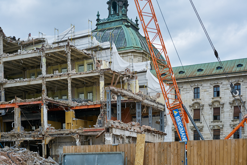 09.07.2019 - Neue Container für das Hotel Königshof