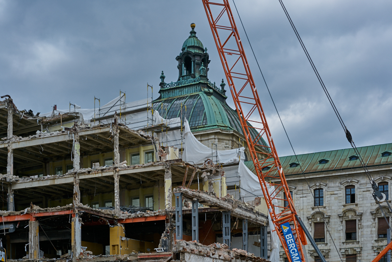 09.07.2019 - Neue Container für das Hotel Königshof