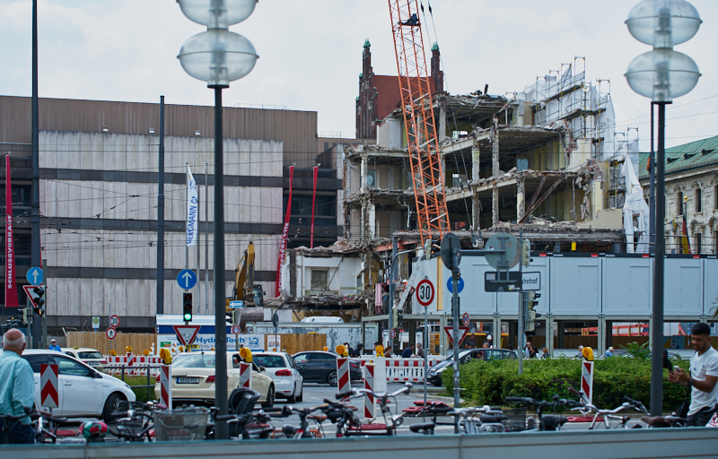 09.07.2019 - Neue Container für das Hotel Königshof