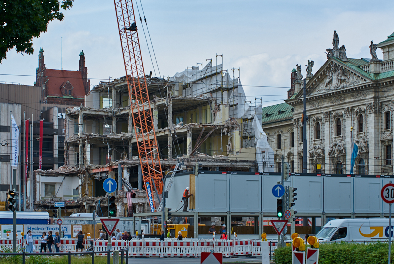 09.07.2019 - Neue Container für das Hotel Königshof