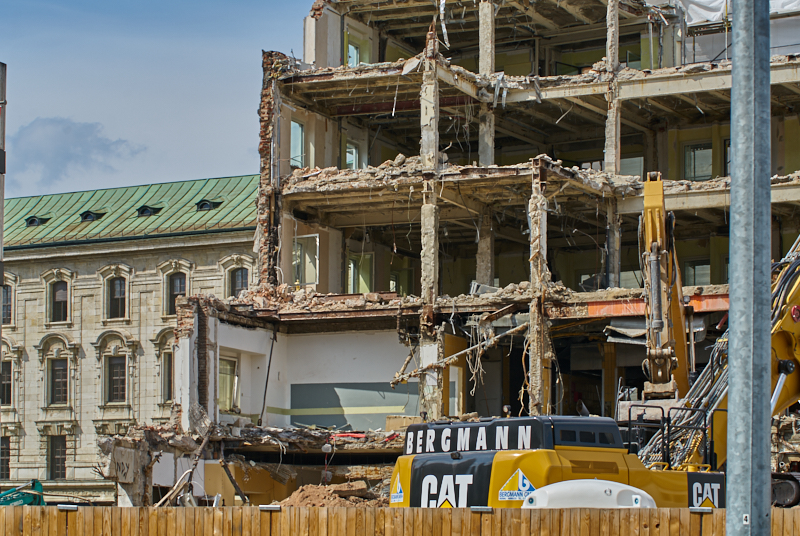 09.07.2019 - Neue Container für das Hotel Königshof