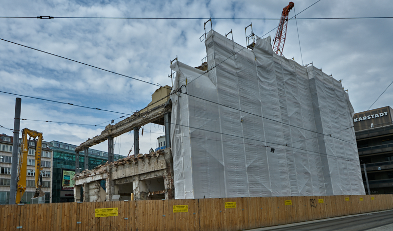 12.07.2019 - Zum Wochenende wird die Ruine des Hotel Königshof um ein Stockwerk verringert. 