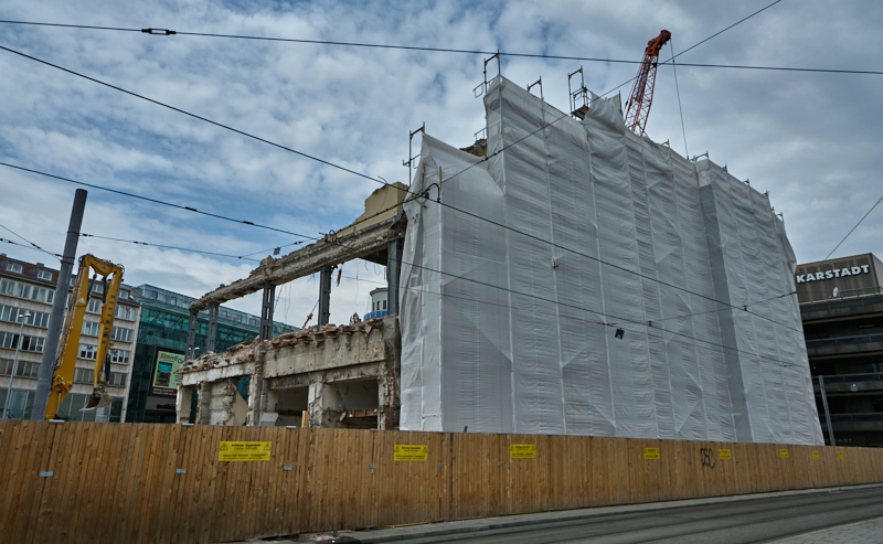 12.07.2019 - Zum Wochenende wird die Ruine des Hotel Königshof um ein Stockwerk verringert. 