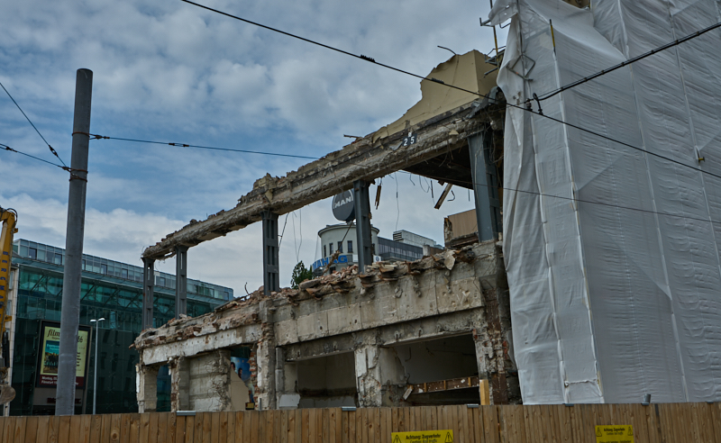 12.07.2019 - Zum Wochenende wird die Ruine des Hotel Königshof um ein Stockwerk verringert. 