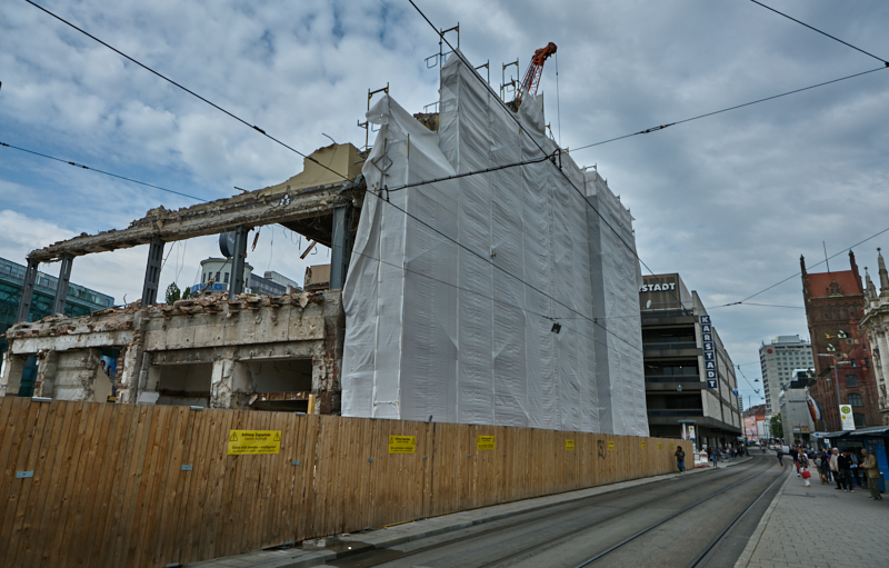 12.07.2019 - Zum Wochenende wird die Ruine des Hotel Königshof um ein Stockwerk verringert. 