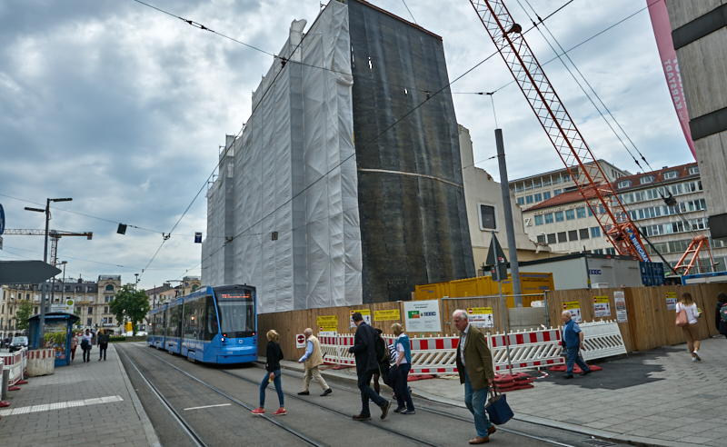 12.07.2019 - Zum Wochenende wird die Ruine des Hotel Königshof um ein Stockwerk verringert. 