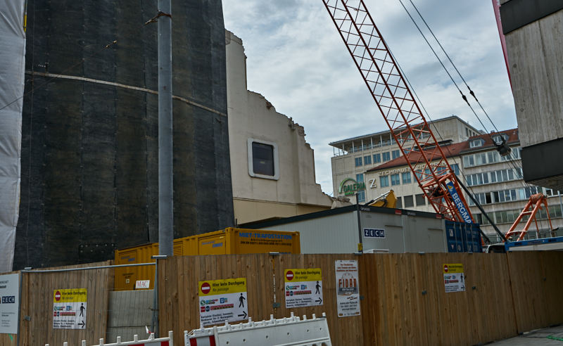 12.07.2019 - Zum Wochenende wird die Ruine des Hotel Königshof um ein Stockwerk verringert. 