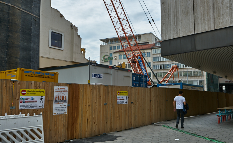 12.07.2019 - Zum Wochenende wird die Ruine des Hotel Königshof um ein Stockwerk verringert. 