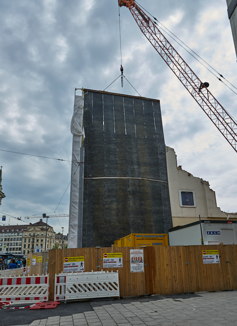 12.07.2019 - Zum Wochenende wird die Ruine des Hotel Königshof um ein Stockwerk verringert. 