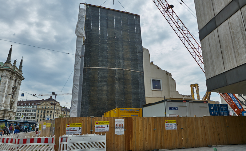 12.07.2019 - Zum Wochenende wird die Ruine des Hotel Königshof um ein Stockwerk verringert. 