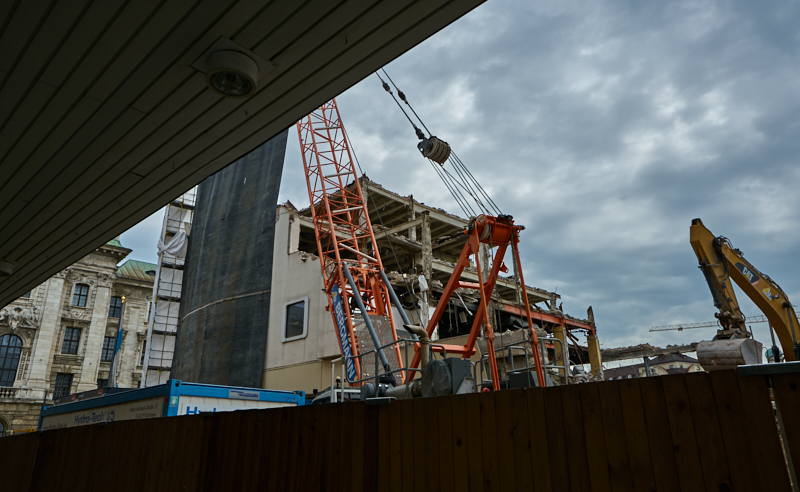 12.07.2019 - Zum Wochenende wird die Ruine des Hotel Königshof um ein Stockwerk verringert. 