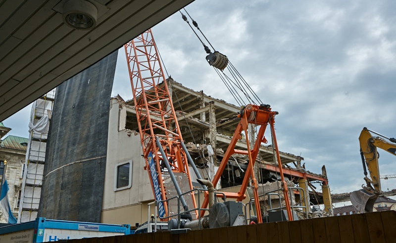 12.07.2019 - Zum Wochenende wird die Ruine des Hotel Königshof um ein Stockwerk verringert. 