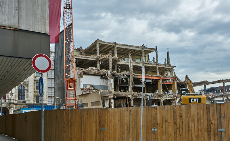 12.07.2019 - Zum Wochenende wird die Ruine des Hotel Königshof um ein Stockwerk verringert. 