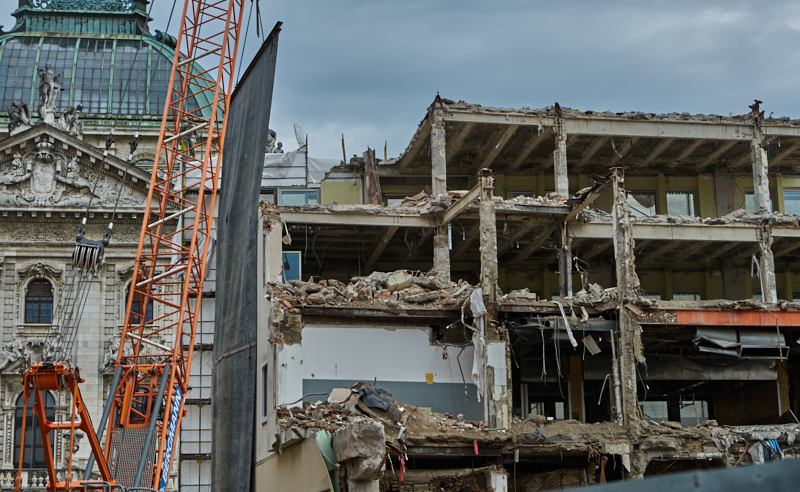 12.07.2019 - Zum Wochenende wird die Ruine des Hotel Königshof um ein Stockwerk verringert. 