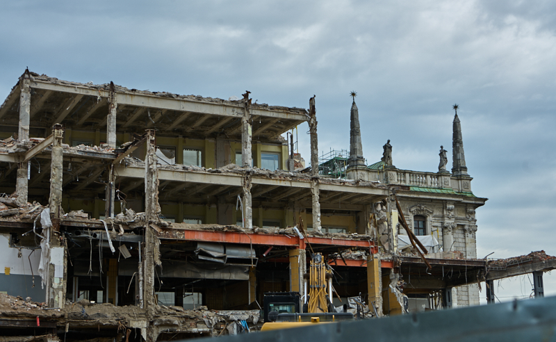 12.07.2019 - Zum Wochenende wird die Ruine des Hotel Königshof um ein Stockwerk verringert. 