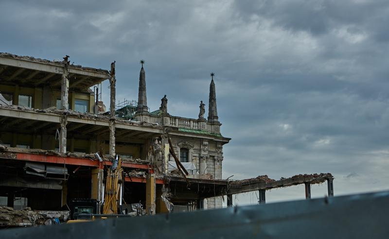 12.07.2019 - Zum Wochenende wird die Ruine des Hotel Königshof um ein Stockwerk verringert. 