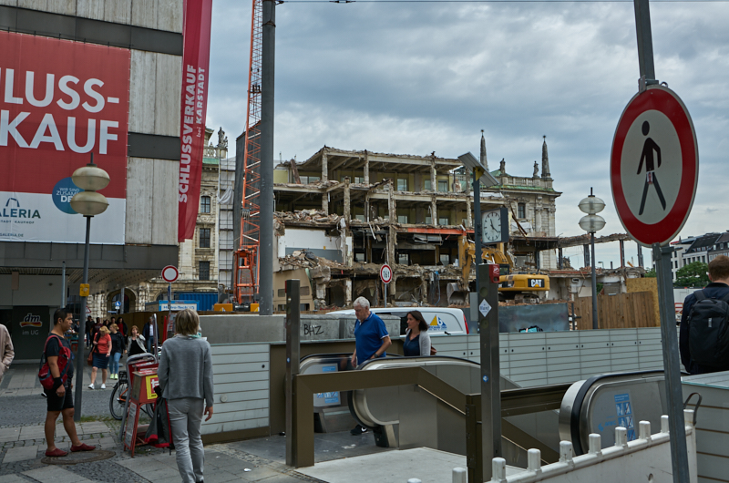 12.07.2019 - Zum Wochenende wird die Ruine des Hotel Königshof um ein Stockwerk verringert. 