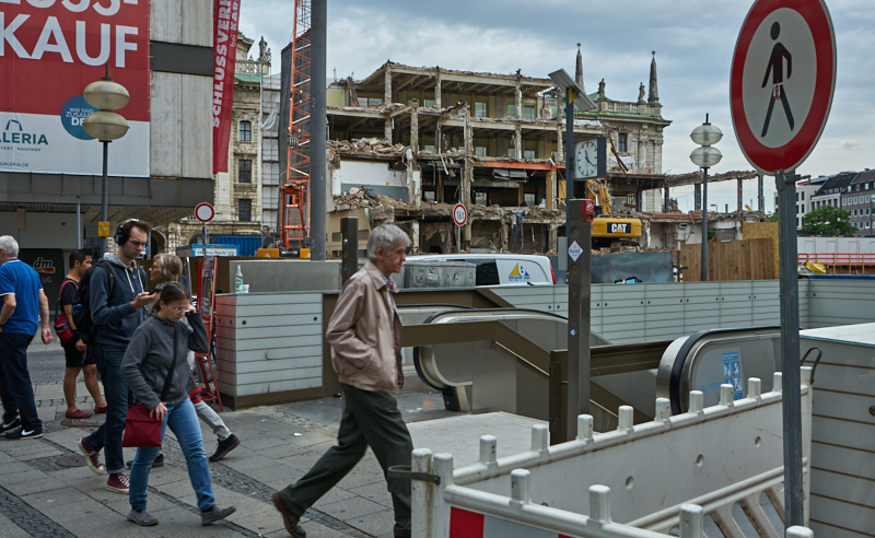 12.07.2019 - Zum Wochenende wird die Ruine des Hotel Königshof um ein Stockwerk verringert. 