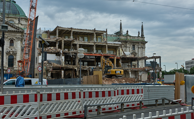 12.07.2019 - Zum Wochenende wird die Ruine des Hotel Königshof um ein Stockwerk verringert. 