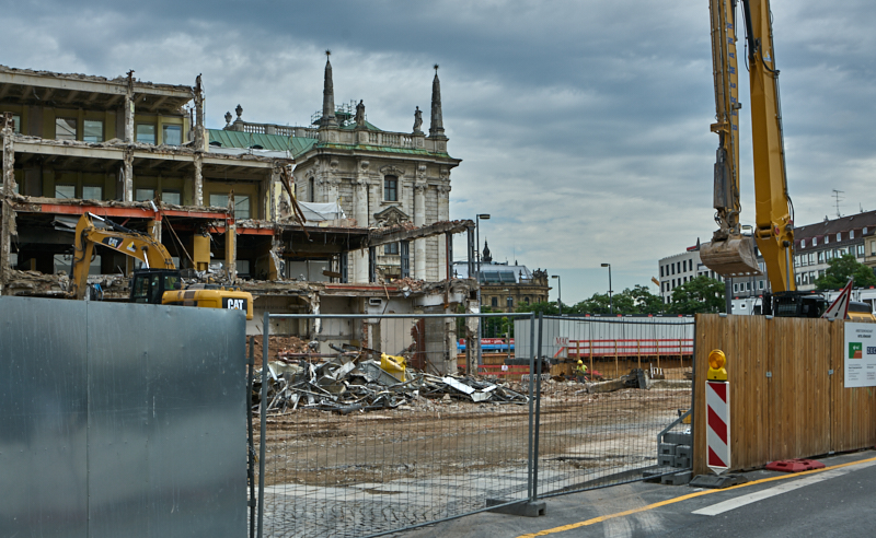 12.07.2019 - Zum Wochenende wird die Ruine des Hotel Königshof um ein Stockwerk verringert. 