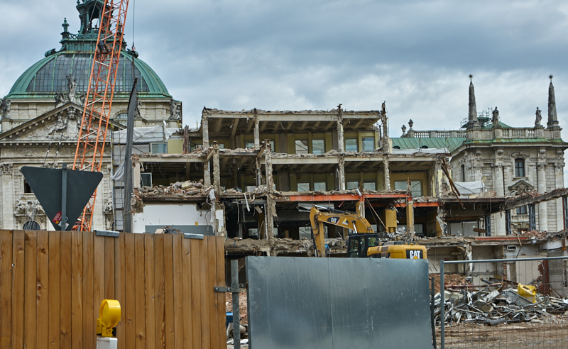 12.07.2019 - Zum Wochenende wird die Ruine des Hotel Königshof um ein Stockwerk verringert. 