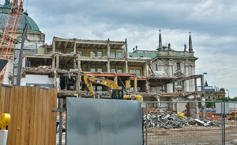 12.07.2019 - Zum Wochenende wird die Ruine des Hotel Königshof um ein Stockwerk verringert. 