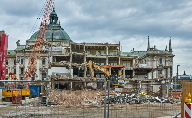 12.07.2019 - Zum Wochenende wird die Ruine des Hotel Königshof um ein Stockwerk verringert. 