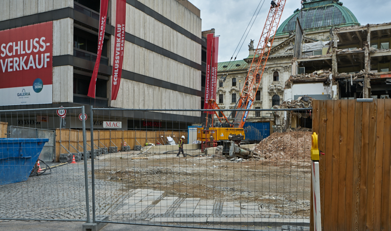 12.07.2019 - Zum Wochenende wird die Ruine des Hotel Königshof um ein Stockwerk verringert. 