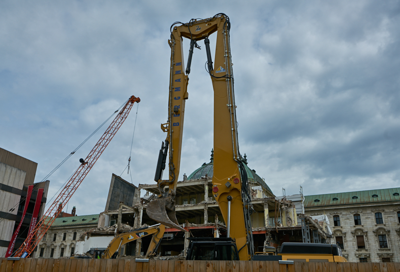 12.07.2019 - Zum Wochenende wird die Ruine des Hotel Königshof um ein Stockwerk verringert. 