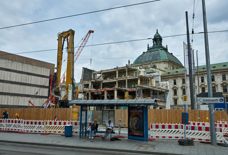 12.07.2019 - Zum Wochenende wird die Ruine des Hotel Königshof um ein Stockwerk verringert. 