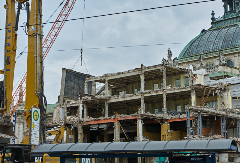 12.07.2019 - Zum Wochenende wird die Ruine des Hotel Königshof um ein Stockwerk verringert. 